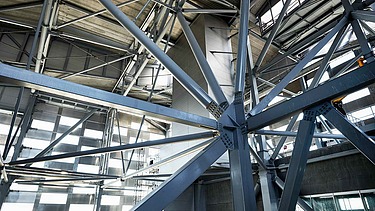 Close-up of the steel structures of the Amager Bakke project