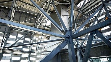 Close-up of the steel structures of the Amager Bakke project