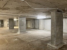 Foto von Säulen auf einem Tiefgaragendeck