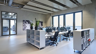 The SKD’s computer room, situated in a bright, spacious room