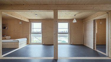 Foto des Collegium Academicums in Heidelberg. Man sieht ein weißes Gebäude und den Innenhof.