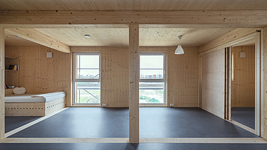 Foto des Collegium Academicums in Heidelberg. Man sieht ein weißes Gebäude und den Innenhof.