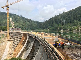 Foto von Instandsetzungsarbeiten auf der begehbaren Oberseite des Staudammes