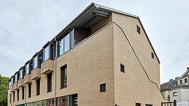 Extension of the IGIS comprehensive school in Cologne with a view of the entrance