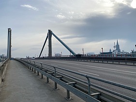 Foto der Brückenfahrbahn mit Brückenbogen