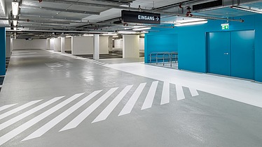 Foto einer Tiefgarage mit weiß-blauen Farbakzenten