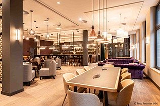 Moderne Hotelbar mit stilvollem Interieur im PREMIER INN Hamburg-St. Pauli