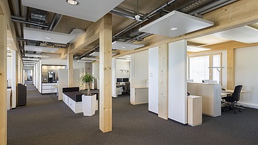 Foto des Verwaltungsgebäudes Stadtwerke Lübeck. Zu sehen ist ein moderner Büroraum.