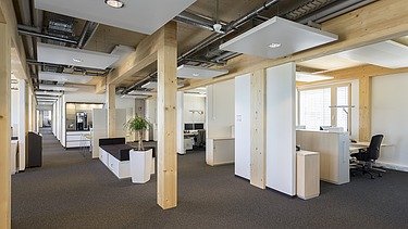 Foto des Verwaltungsgebäudes Stadtwerke Lübeck. Zu sehen ist ein moderner Büroraum.