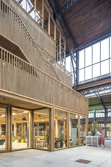 Foto im inneren der Halle von Gare Maritime Brüssel. Verkaufsraum aus Holz.