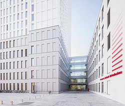 Nahaufnahme von zwei Gebäudeteilen eines Krankenhauses