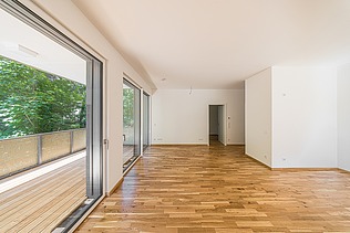 Beispiel eines Zimmer mit hellem Parkettboden der Wohnanlage PURA
