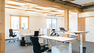 Foto eines möblierten Büroraumes der Uni Witten. 
