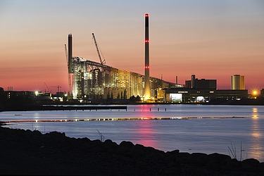 Picture of the Amager waste incineration plant in Copenhagen at night