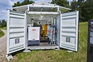 Speicher und Dieselaggregat, neben der eigentlichen Reinigungstechnik für das Grundwasser