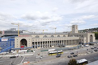 Außenansicht des denkmalgeschützten Bonatzbaus am Stuttgarter Hauptbahnhof während der Modernisierungsarbeiten im Bestand.