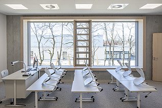 Innenaufnahme der Vinzenz-Pallotti-Schule in Friedberg. Man sieht ein Klassenzimmer.