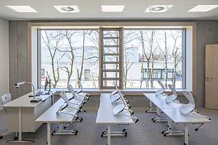 Innenaufnahme der Vinzenz-Pallotti-Schule in Friedberg. Man sieht ein Klassenzimmer.