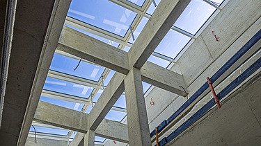 Architektur der lichtdurchlfluteten Decke mit Fenstern