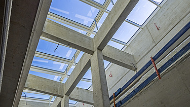 Architecture of the light-flooded ceiling with windows