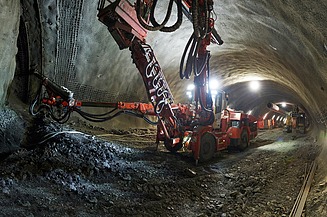 Bild eines Flughafentunnel im Ausbau. 