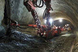 Bild eines Flughafentunnel im Ausbau. 