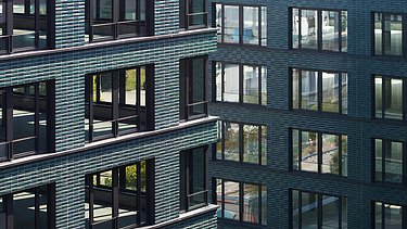 Detailaufnahme der Fassade des INK Inspire Neukölln in Berlin bestehend aus grünen Keramikfliesen