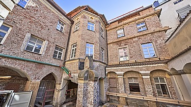 Historische Gebäudeansicht des Rathauses Straubing mit neogotischer Fassade und markantem Turm.