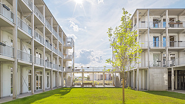 Foto des Collegium Academicums in Heidelberg. Man sieht weiße Gebäude und den Innenhof.