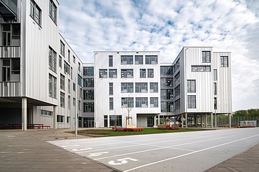 Foto moderner Schulcampus an der Allee der Kosmonauten in Berlin-Lichtenberg 