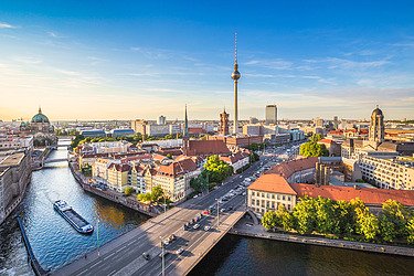 Foto Blick auf die Skyline von Berlin mit Fernsehturm und der Spree im Vordergrund