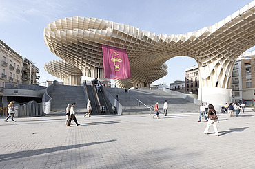 Foto des Marktplatzes Metropol Parasol in Sevilla Spanien. Man sieht sehr gorße und hohe pilzartige Holzkonstruktionen.