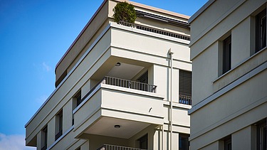 Außenansicht des Wohngebäude Albterassen im Fokus der Balkon