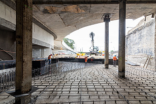 Foto von mehreren Person am Anbringen von Stahlstäben