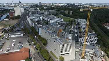 Vogelperspektive mit Krahn während der Errichtung des Gebäudes