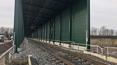 Gleistunnel in Grün