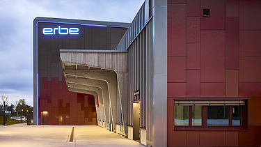 Foto eines Holzgebäudes mit roter Fassade.