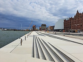 Treppenanlage am Hansakai Stralsund bei Dämmerung mit Beleuchtung.