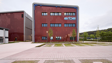 Foto eines Holzgebäudes mit roter Fassade.