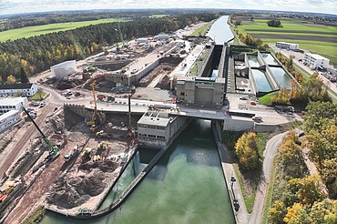 Drohnenbild des Baus der neuen Schleuse Kriegenbrunn. 