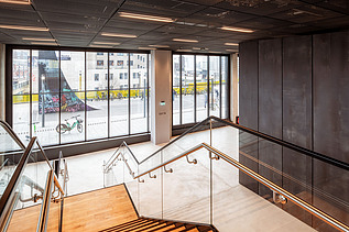 Bild mit Blickrichtung nach draußen, eines Eingangsbereichs mit Treppe eines Bürogebäudes.