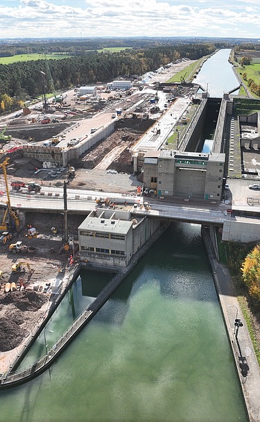 Drohnenbild des Baus der neuen Schleuse Kriegenbrunn. 