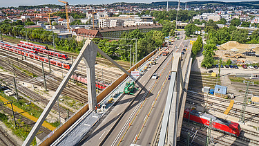 Foto von einer Brücke aus der Luft mit Zugverkehr darunter