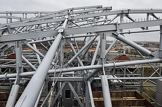 Close-up of the steel structures of the Amager Bakke project