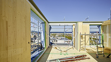 Foto des Gebäudes SKAIO Stadtsiedlung in Heilbronn. Man sieht die Montage der LENO-Holzelemente.