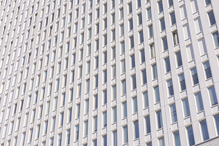 Nahaufnahme der Fassade eines Krankenhauses