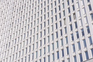 Nahaufnahme der Fassade eines Krankenhauses