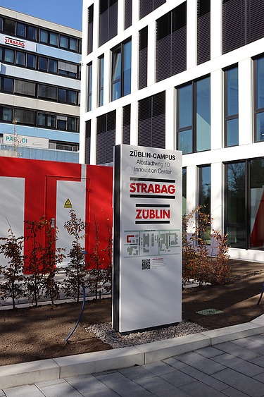 Das Innovation Center in Stuttgart, Sicht auf das Eingangsschild