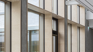 Innenaufnahme der Vinzenz-Pallotti-Schule in Friedberg. Man sieht eine Holz-Pfosten-Riegel-Fassade.