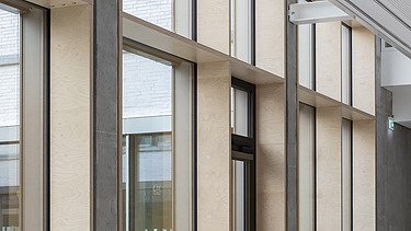 Innenaufnahme der Vinzenz-Pallotti-Schule in Friedberg. Man sieht eine Holz-Pfosten-Riegel-Fassade.